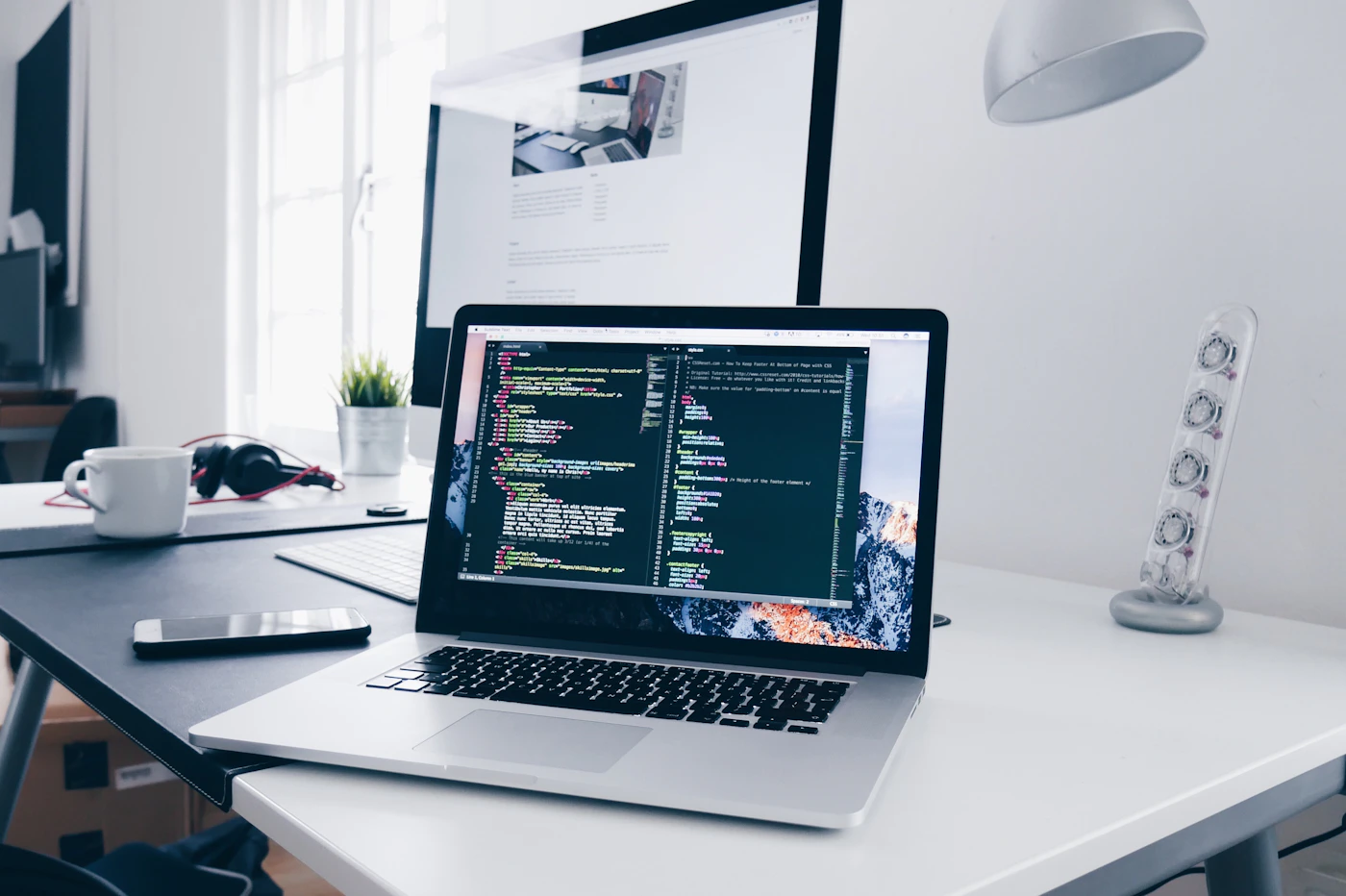 コードエディターを開いたノートPCの開発環境（活動イメージ）